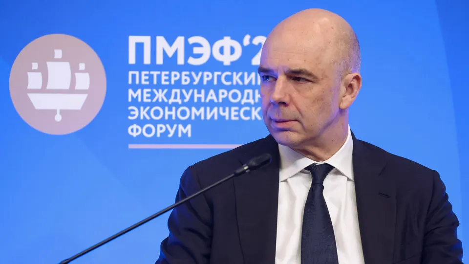 По оперативной оценке Счетной палаты, доходы федерального бюджета по итогам года могут составить 38,2 трлн руб., что на 2,1 трлн (5,2%) ниже заложенного в законе. Основной недобор связан с нефтегазовыми поступлениями из‑за падения цен на нефть и укрепления рубля.