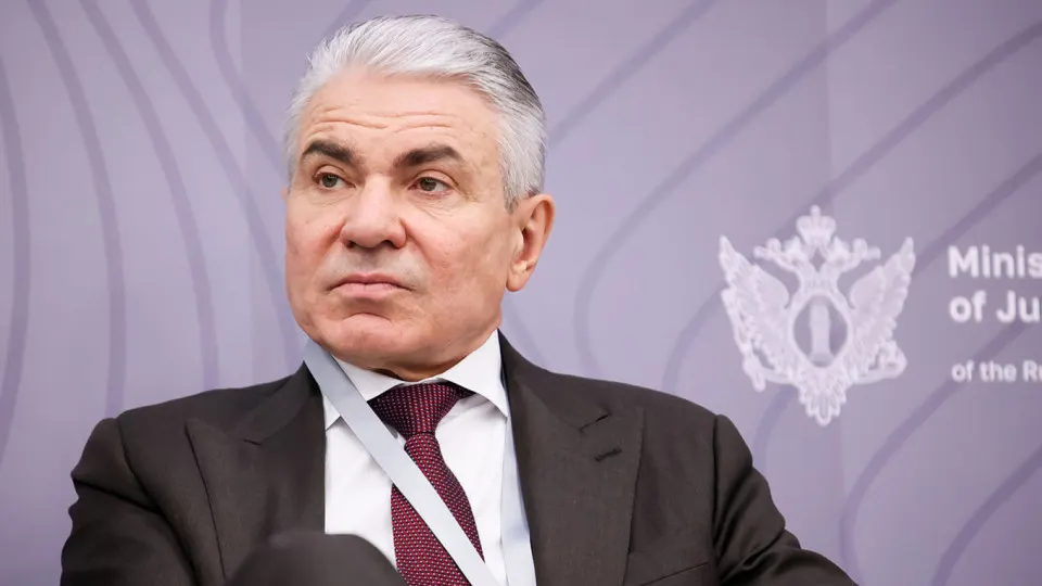 Замминистра юстиции заявил о необходимости внедрения в российских нейросетях защитных фильтров и предложил прописать ответственность владельцев систем — административную, уголовную и финансовую. Инициативы поддерживают идею «суверенного» ИИ, но крупный бизнес предупреждает о проблемах реализации.