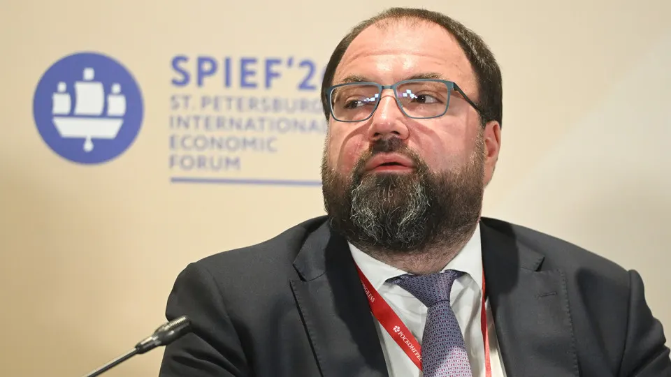 Глава Минцифры сообщил о намерении встроить механизмы возрастной идентификации в онлайн‑платформы. Обсуждаются варианты — от подтверждения через «Госуслуги» до биометрии; эксперты предупреждают о рисках утечек данных и дополнительных расходах для ресурсов.