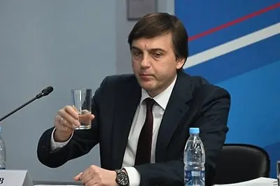Минпросвещения утвердило список внеклассного чтения на лето: в подборку вошли современные произведения патриотической направленности о защитниках Отечества, в том числе о героях специальной военной операции.