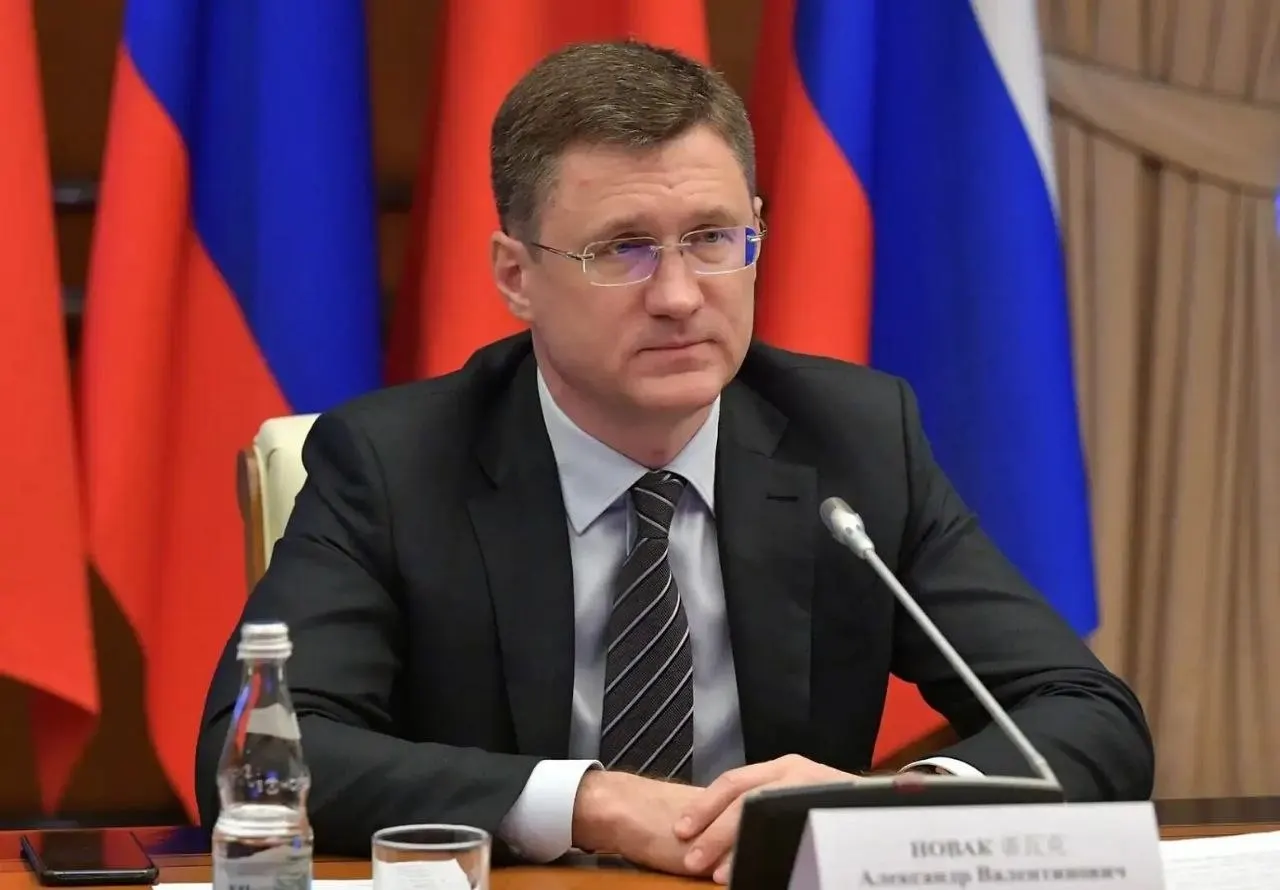 Вице‑премьер заявил, что резервы топлива покрывают потребности страны, власти перестраивают логистику по регионам. По его оценке, панические закупки искусственно увеличили спрос на 20–30%.