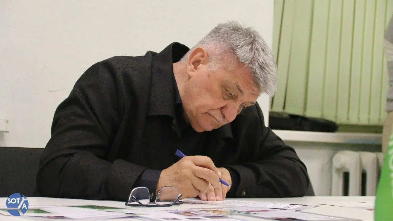 В пресс‑службе Кремля сообщили о поздравительной телеграмме в адрес режиссёра: в тексте отмечены его вклад в кинематограф и поддержка молодых дарований. Ранее Сокуров столкнулся с ограничениями в России — его фильмы не получают прокатных удостоверений, а в январе 2026 года он был исключён из профильного совета.