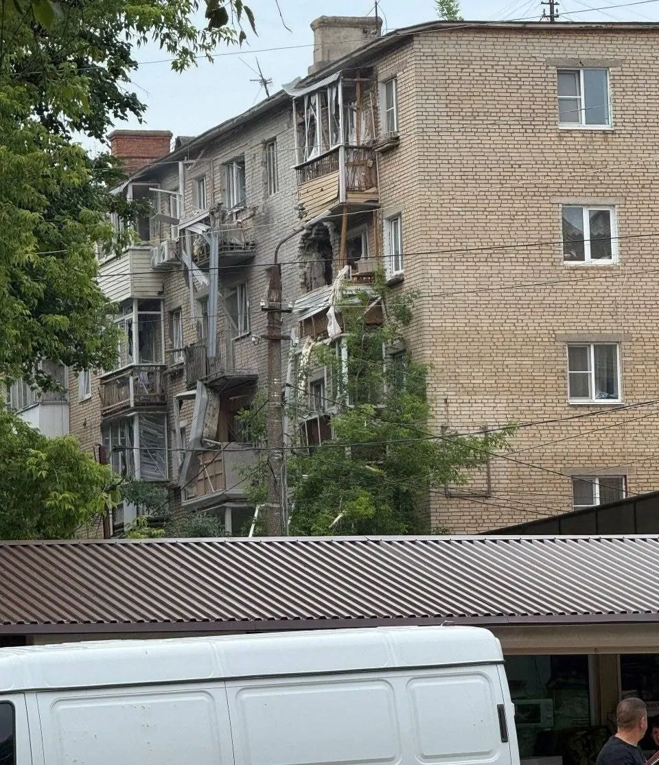 В Тульской области беспилотник поразил многоэтажный дом в Щёкино — жильцы эвакуированы, угрозы жизни пока не зафиксировано. Власти и Минобороны сообщают о массовых перехватах БПЛА в разных регионах; в некоторых аэропортах введены ограничения.