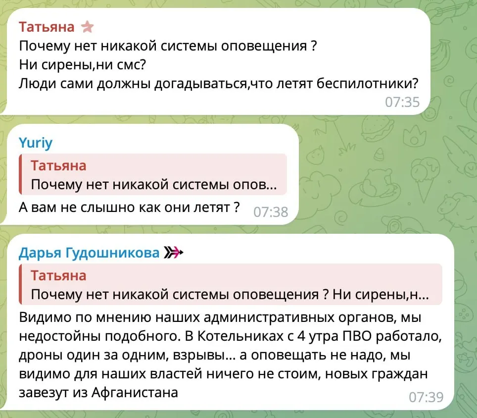Во время масштабной атаки беспилотников на Москву президент выступал и шутил на саммите в Казани; официальных комментариев о разрушениях и пострадавших не последовало. Жители жалуются на отсутствие оповещений, власти советуют не выходить на улицу без необходимости.
