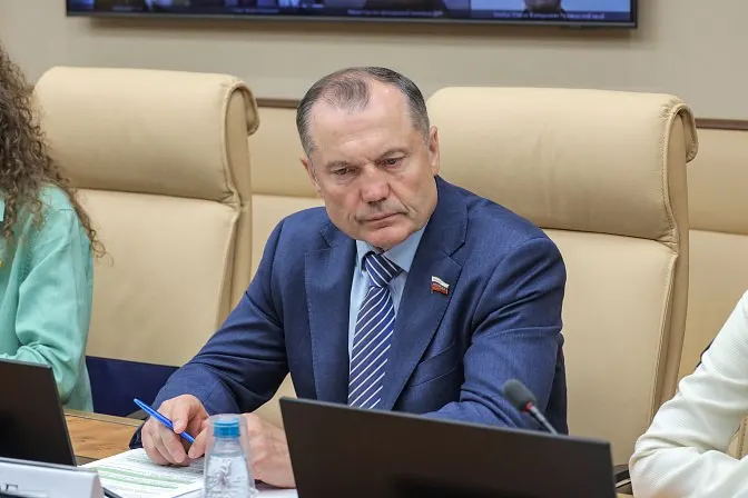 Законодатели предлагают закрепить формат, при котором учащиеся вузов и колледжей будут находиться на базовых производствах до 50% учебного времени. В инициативе не прописаны вопросы оплаты и защиты прав студентов.