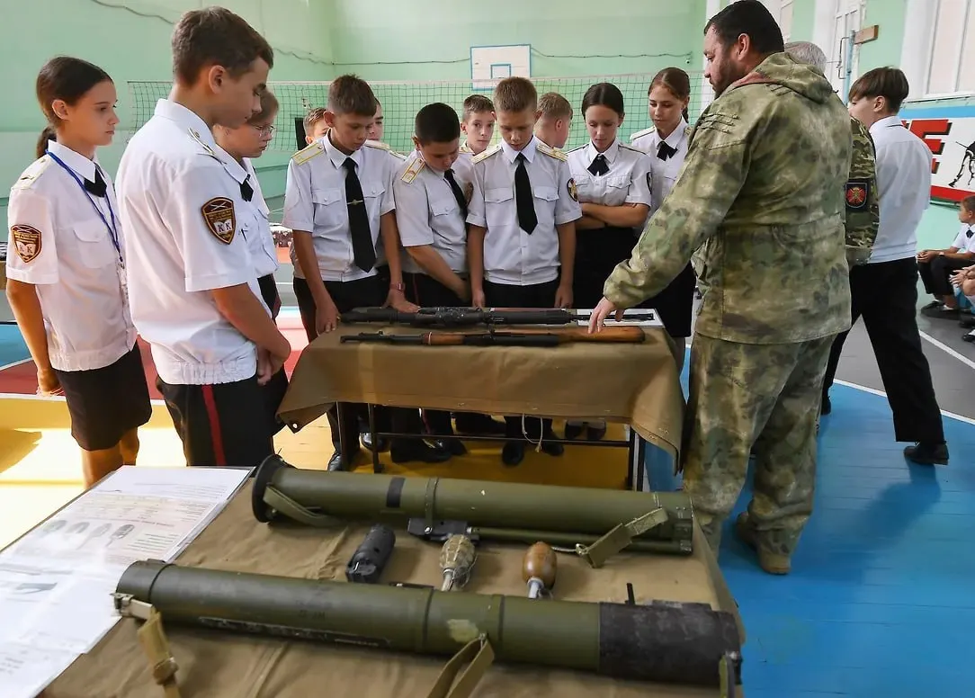 Российское военно-историческое общество предложило привлечь учащихся к интервью с участниками СВО и волонтёрами — идею, по данным организации, уже поддержало Минобрнауки.
