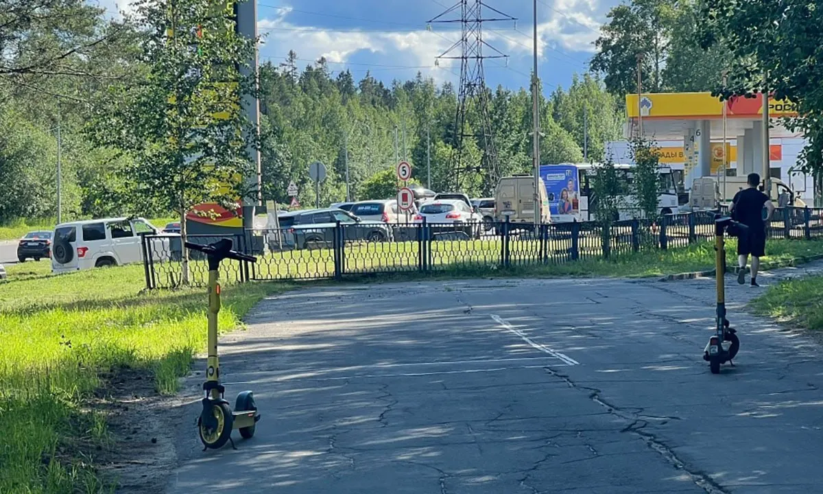 В нескольких регионах России сохраняется дефицит автомобильного топлива: на АЗС вводят ограничения на отпуск, жители стоят в многочасовых очередях, а в отдельных районах горючего вовсе нет.