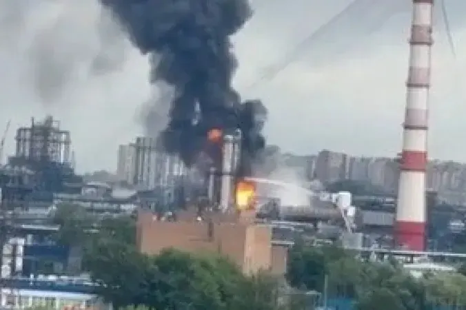 После удара беспилотника по московскому НПЗ в Капотне предприятие временно остановило работу. Удары по нефтепереработке участились с начала 2026 года, введены ограничения на продажу топлива на отдельных заправках.