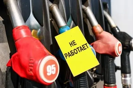 Власти рассматривают допуск бензина и дизельного топлива низших экологических классов для насыщения внутреннего рынка; возможен импорт топлива с пониженными характеристиками и ограничение содержания метанола в бензине до 3%.