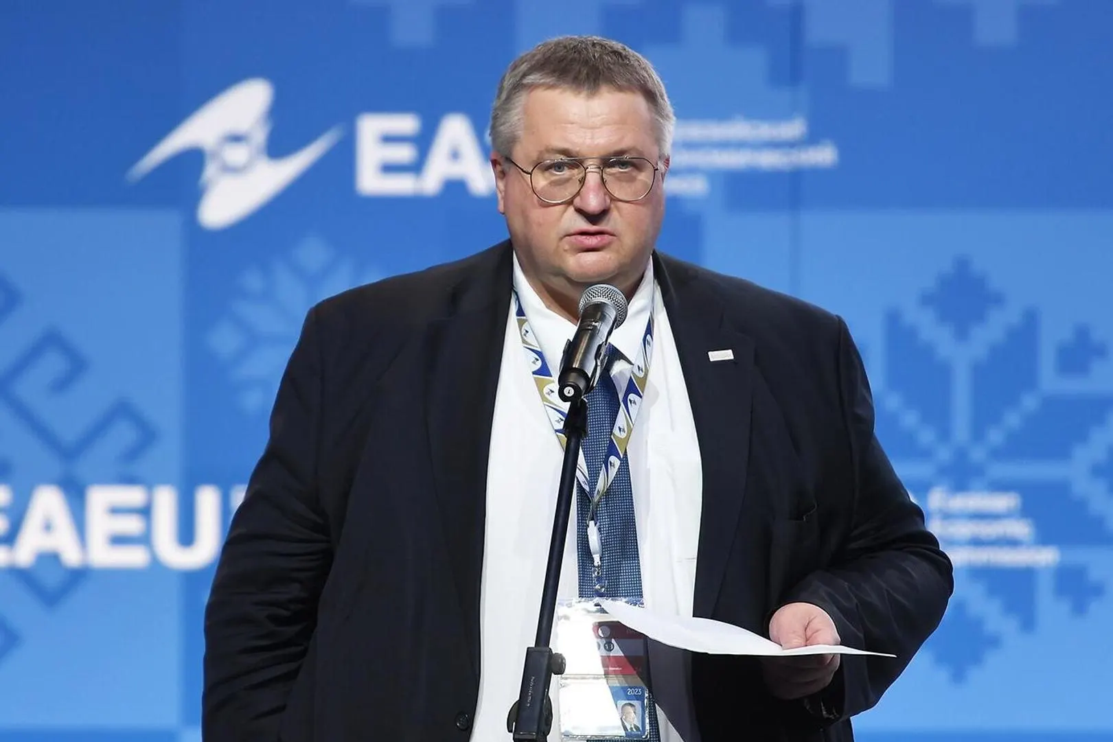 Вице‑премьер Алексей Оверчук заявил, что к декабрю будет подготовлен правовой анализ возможной приостановки действия договора ЕАЭС в отношении Армении. Решения Москвы могут зависеть от итогов парламентских выборов в Ереване.