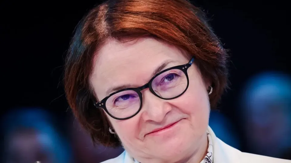 Отсутствие главы Центробанка на ПМЭФ и других мероприятиях вызвало слухи и спекуляции. Её возвращение на пресс‑конференцию 19 июня совпало с противоречивыми сигналами по инфляции, давлением на смягчение ставки и резкими изменениями в бюджетной политике.