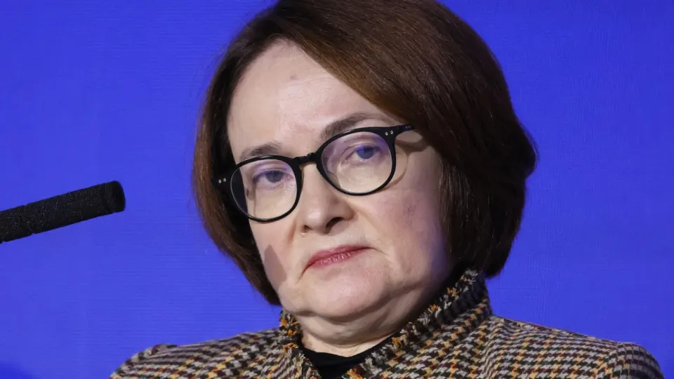 Резкий рост цен на бензин и падение производства нефтепродуктов усложняют перспективы смягчения денежно-кредитной политики: инфляция разгоняется, а рынок закладывает сценарий сохранения или даже ужесточения ставки.