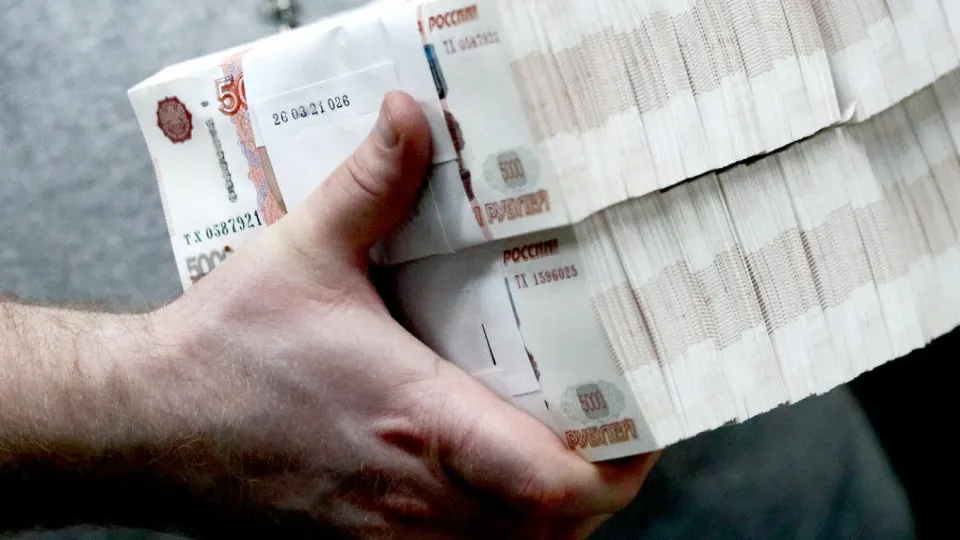 Банки фиксируют отток средств в «кэш»: по данным ЦБ, на конец апреля в обращении было 20 трлн руб.; только за апрель из банков выведено 600 млрд руб., с мая‑2025 — около 2,5 трлн. Центробанк ужесточил контроль за операциями с наличными.