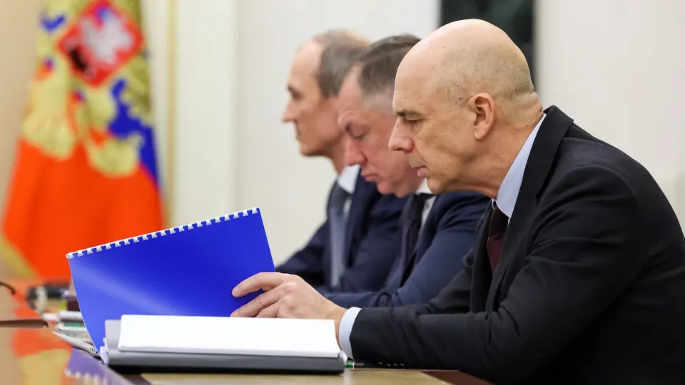 Индекс российских гособлигаций обновил минимум, а доходности длинных ОФЗ достигли годового максимума — правительству придется дорого занимать на 10–15 лет на фоне роста расходов и осторожной политики ЦБ.