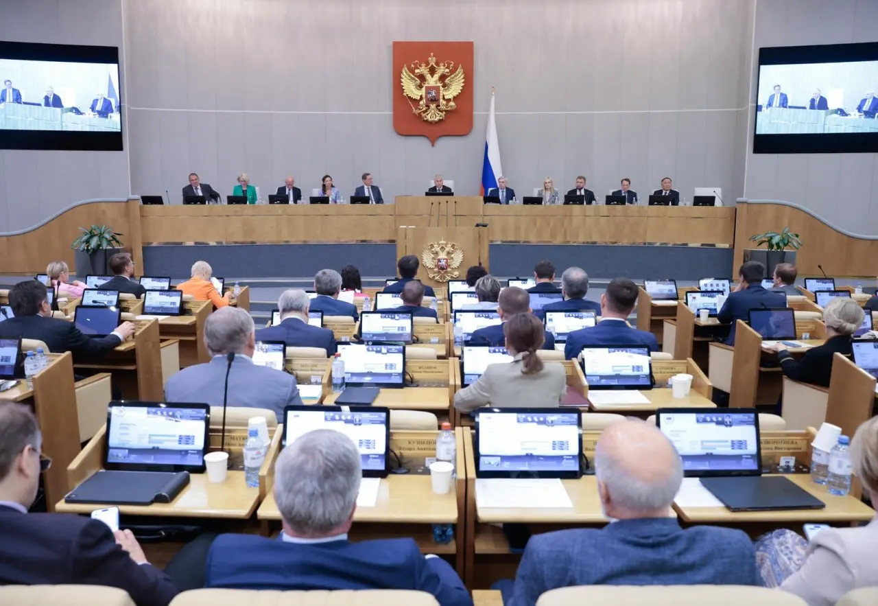 Анализ показывает: Госдума одобряет 84% правительственных и почти 99% президентских инициатив, тогда как депутатские проекты проходят в примерно четверти случаев.