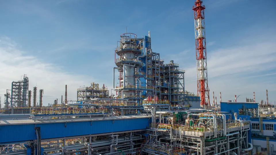 После удара беспилотников с 14 июля прекращена переработка нефти и конденсата на крупнейшем нефтехимическом заводе в Салавате. Повреждены основные установки; восстановление может занять от нескольких недель до месяцев.