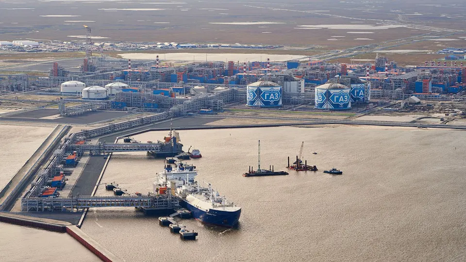 Несмотря на планы ЕС по отказу от российского газа, в первой половине года европейские покупатели увеличили закупки СПГ с проекта «Ямал», вывезя рекордный объём. Это объясняют форвардными поставками перед введением новых ограничений и логистическими особенностями поставок.