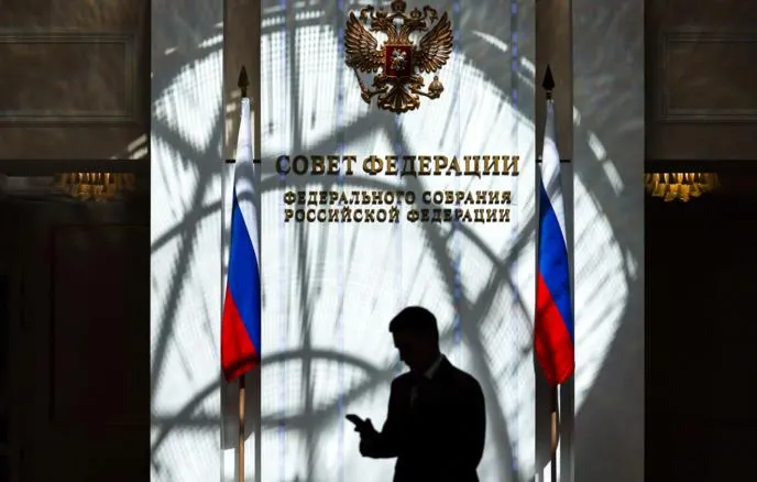 Новый пакет законов лишит таких граждан ряда прав — от оформления загранпаспортов и регистрации брака до возможности быть ИП или самозанятым; Минюст создаст реестр, а судебные расходы будут списывать с их замороженных счетов.