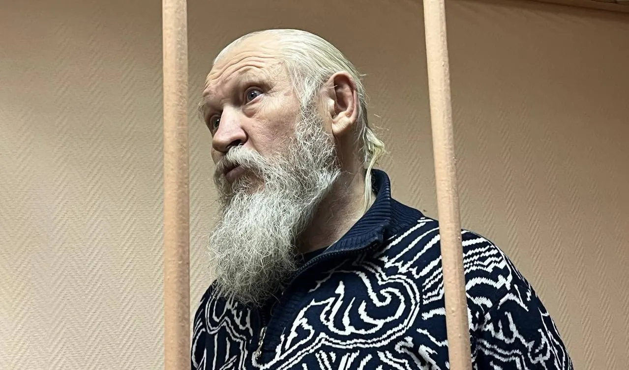 В обновлённый перечень попал Михаил Александрович Глущенко — бывший депутат от ЛДПР, ранее осуждённый к 17 годам за соучастие в убийстве Галины Старовойтовой.