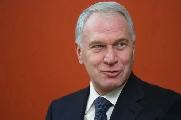 Президент вручил бизнесмену орден III степени за вклад в социальные проекты, сохранение культурно‑исторических ценностей и благотворительную деятельность. Ранее ему уже присуждали IV степень; состояние оценивают примерно в $2 млрд.
