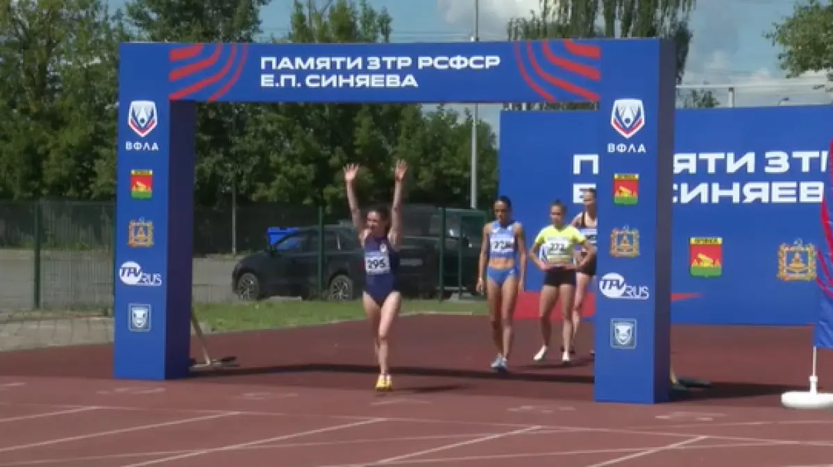 На стадионе «Десна» в Брянске в память о тренере Евгении Синяеве спортсменки из Алтайского края заняли первое и второе места в беге на 400 м и готовятся к чемпионату России.