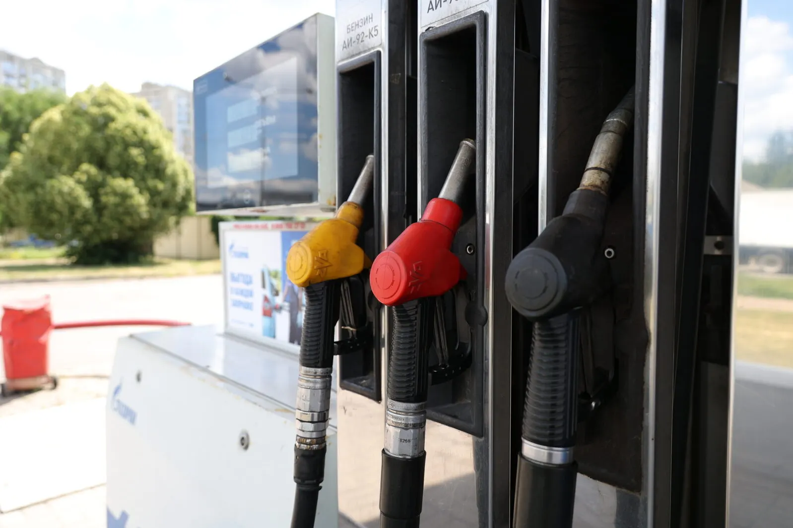 На фоне дефицита власти приняли порядок распределения нефтепродуктов: первыми обеспечат госструктуры, оборонные и ключевые отрасли; независимые АЗС и обычные автомобилисты могут остаться без стабильных поставок.