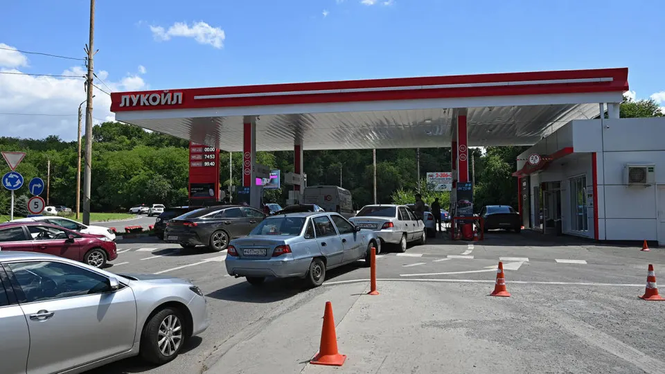 Цена белорусского бензина АИ‑92 за неделю выросла на 6% — до 127 тыс. руб./т, а с начала мая подорожание составило 1,8 раза. На фоне падения производства на НПЗ власти наращивают импорт, но логистика и санкции затрудняют быстрые поставки.