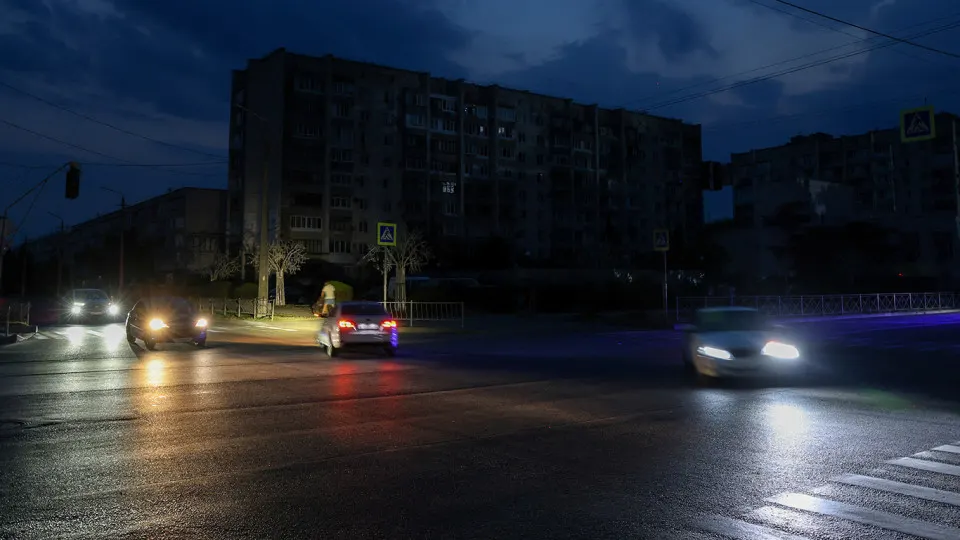 Из‑за дефицита бензина и очередей на АЗС в ряде регионов ограничили работу общественного транспорта и подняли тарифы; перебои затронули подавляющее число субъектов РФ.
