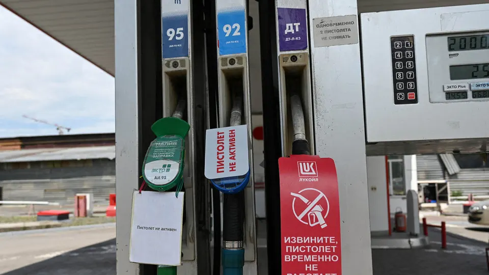 Из‑за дефицита и роста цен на топливо владельцы и крупные компании выставляют на продажу сотни АЗС по всей стране. Снижение переработки на НПЗ и перебои с поставками приводят к очередям, срывам госзакупок и закрытию независимых заправок.