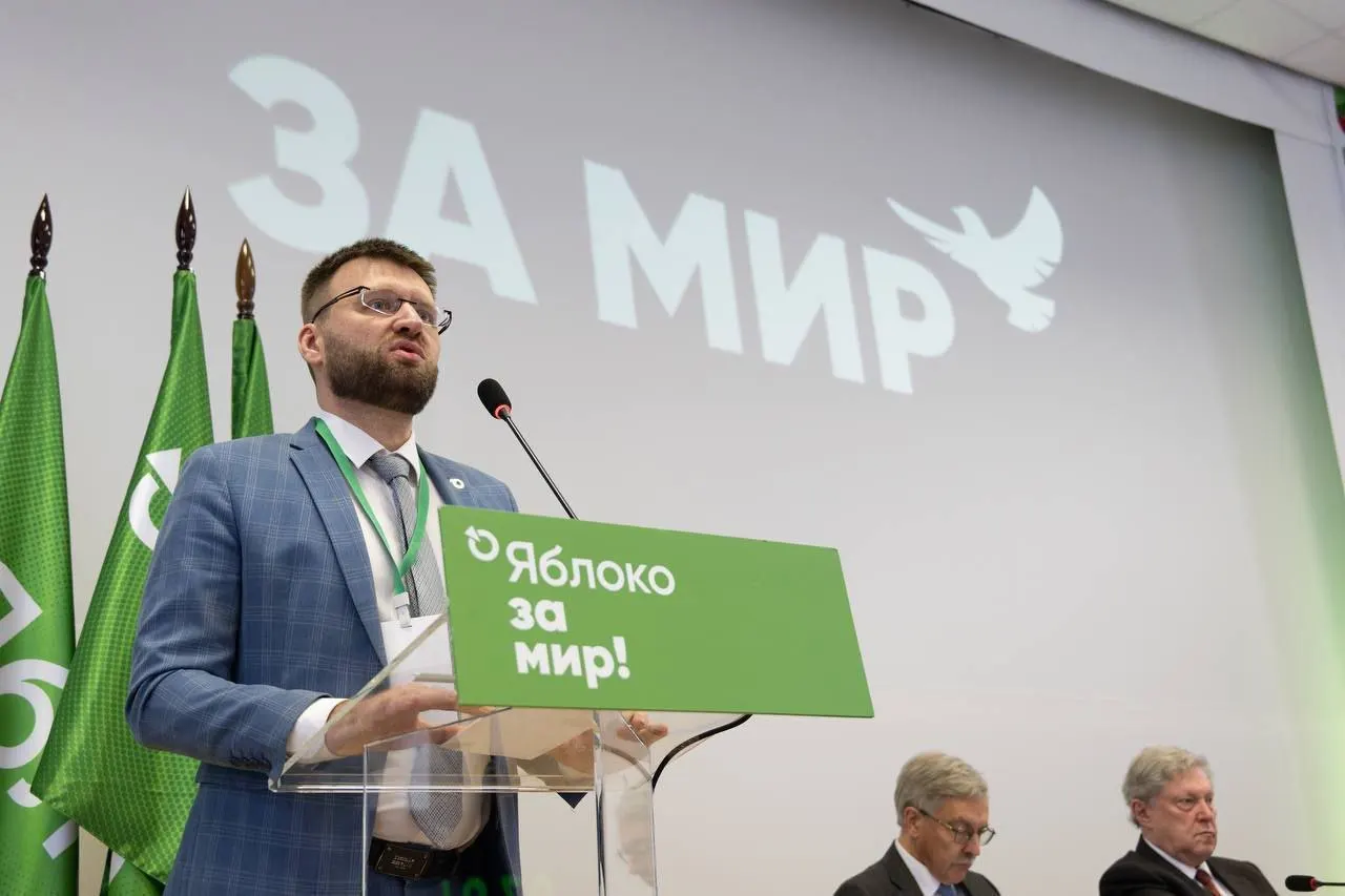 Ведомство сослалось на «факты политической деятельности» — поздравления, поездки в суд, возложение цветов и участие в видеоролике — и оставило статус без изменений.