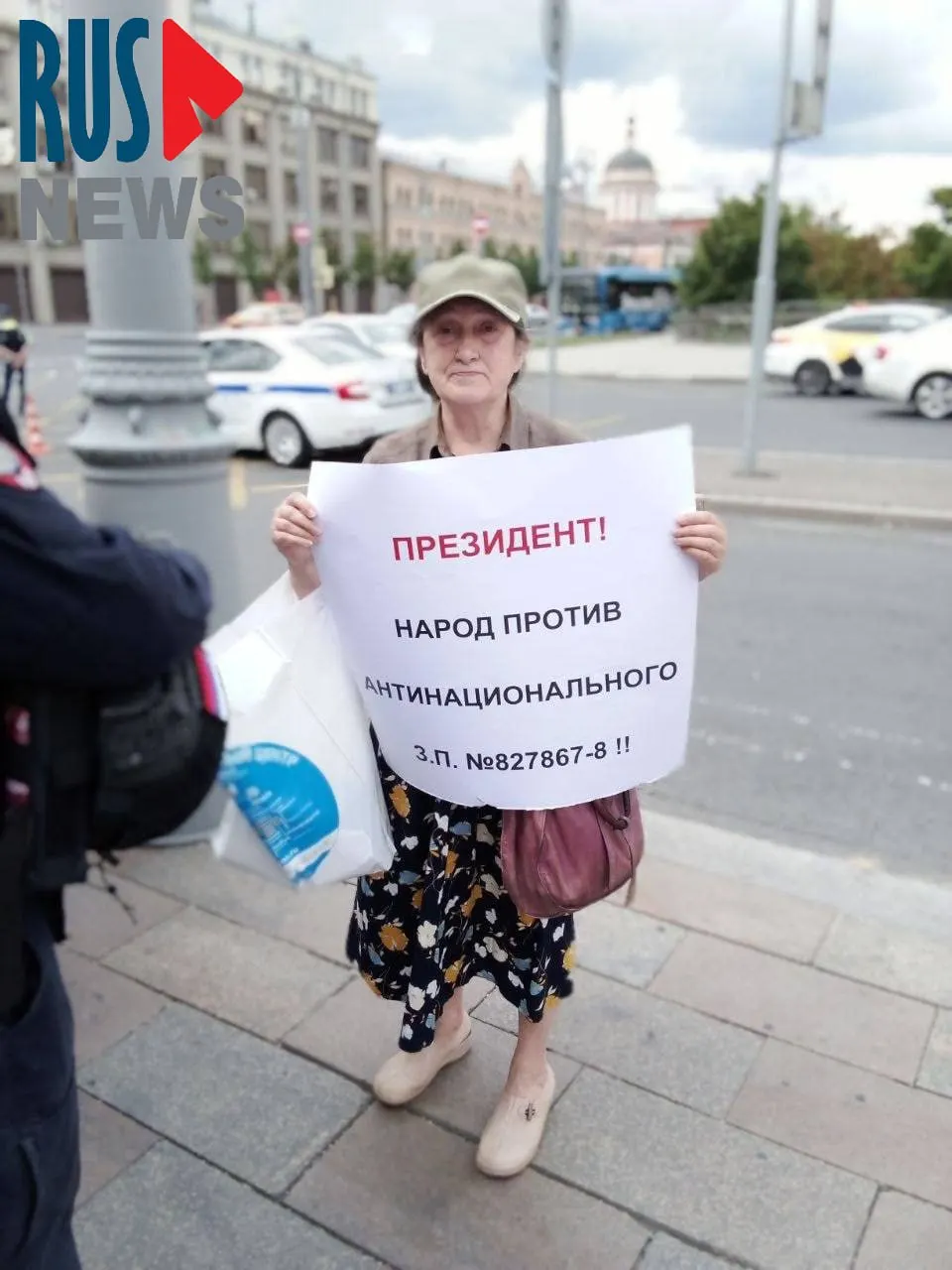 Наталью Шамину задержали на Старой площади за одиночный пикет против законопроекта о передаче регионам права исключать памятники из государственной охраны; градозащитники предупреждают о риске массовых сносов.