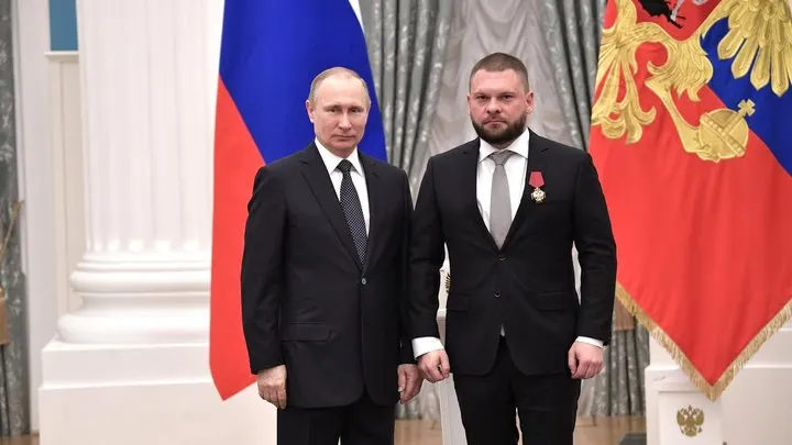 В декларациях кандидатов «Единой России» указаны доли в Apple, Intel, Procter & Gamble и зарубежных фондах у одного из ведущих номинантов. Похожая информация зафиксирована и в декларациях других кандидатов.