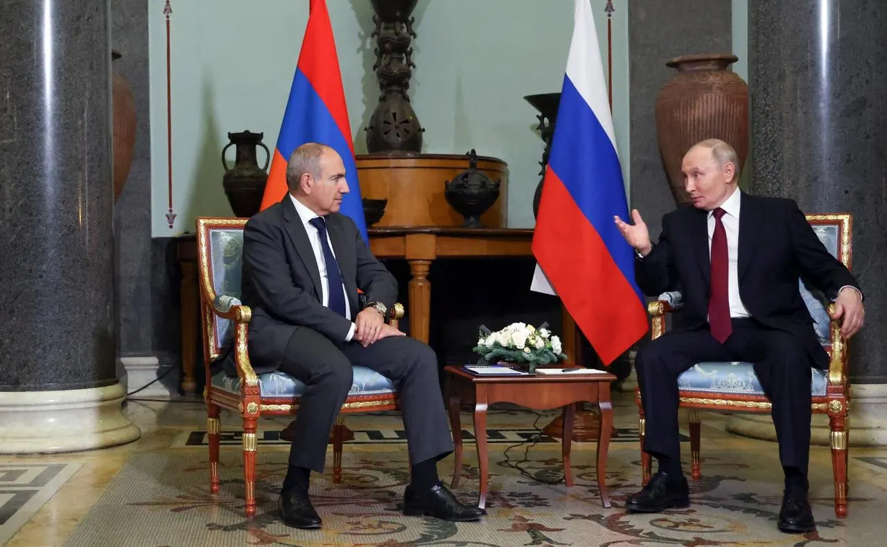 Премьер-министр Никол Пашинян заявил, что запрет на ввоз армянских товаров показывает паралич Евразийского экономического союза и при отсутствии оперативного решения может привести к его распаду.