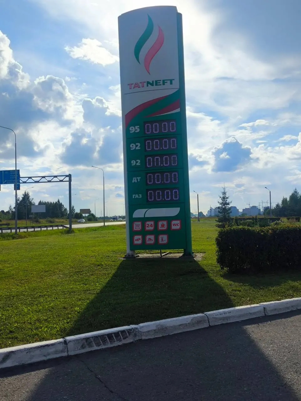 Из‑за ударов беспилотников и остановок НПЗ растёт дефицит топлива: в Чебоксарах уже повысили цены на прогулки по Волге, а нефтекомпании ищут дополнительные поставки из Индии.