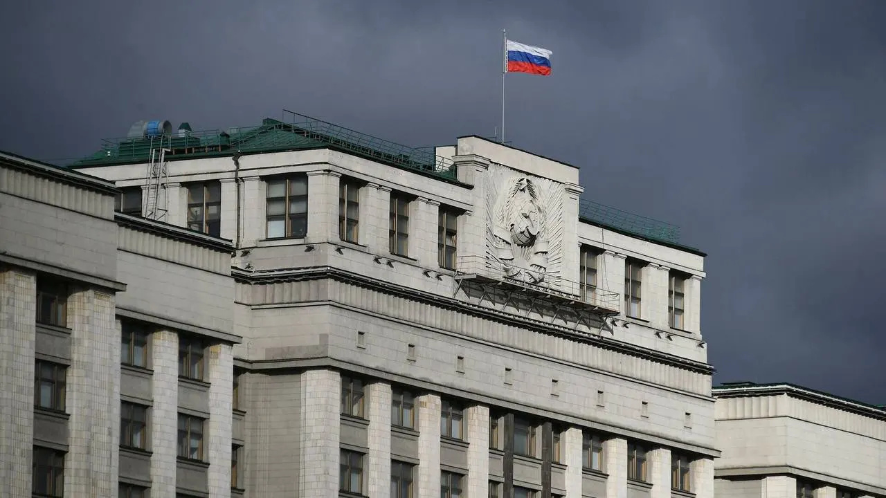 Госдума рассматривает законопроект, который вводит жёсткие ограничения для россиян, покинувших страну: от блокировки банковских сервисов и заморозки имущества до внесения в специальный реестр.
