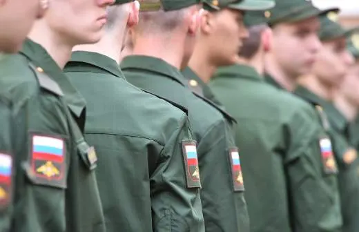 Правительство поддержало законопроект, позволяющий направлять срочников на службу в пожарные подразделения МЧС — по оценкам, в ведомство могут привлечь до 5 тысяч призывников для тушения пожаров и аварийно‑спасательных работ.