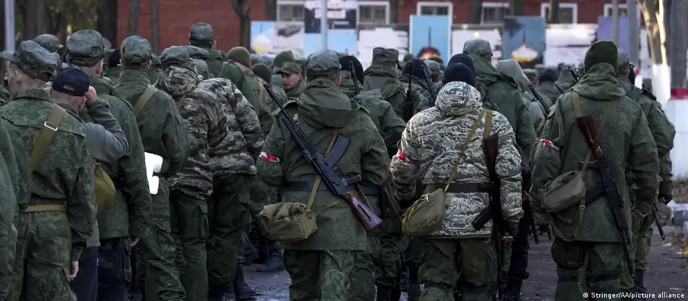Украинская сторона и журналистские расследования предупреждают о подготовке расширения мобилизации в РФ, власти это отрицают. В статье — что указывает на возможную мобилизацию, какие заявления делают официальные лица и что об этом думают военные эксперты.