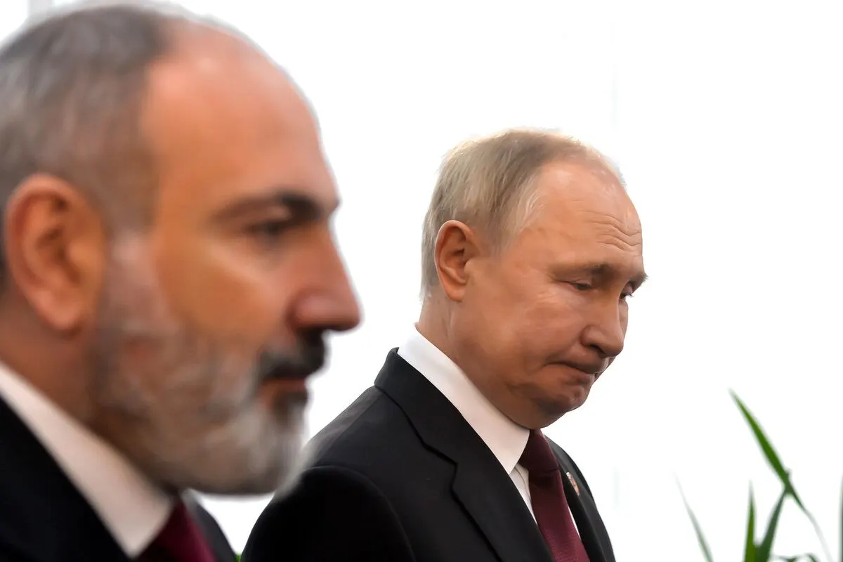 По данным статкомитета Армении, за январь–май 2026 года товарооборот с Россией составил $2,196 млрд — это на 21,5% меньше, чем годом ранее; доля России в товарообороте упала с 35,1% до 28%.