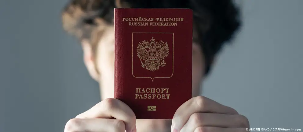 Под давлением Франции и Италии Евросоюз пересмотрел первоначальный вариант запрета на въезд: ограничения теперь предполагается применять только к краткосрочным визам и к тем, кто непосредственно участвовал в боевых действиях в Украине. Исключения расширены — предусмотрены гуманитарные и государственные основания.
