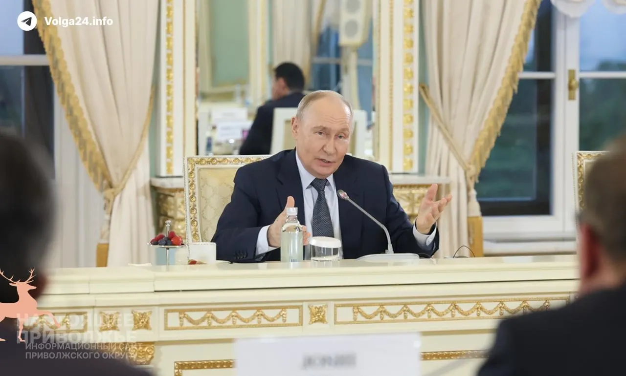 Президент заявил, что сложности на внутреннем топливном рынке имеют временный характер и создаются извне. По его словам, экономика справляется; ВВП вырос на 0,2% за пять месяцев, в мае — на 0,3%.