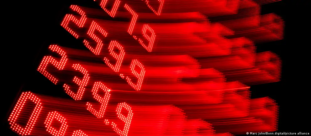 Серии ударов беспилотников по нефтеперерабатывающим заводам и введённый запрет на вывоз топлива, в том числе дизеля, вызвали резкий рост цен и создают риск дефицита не только внутри России, но и для импортёров по всему миру.
