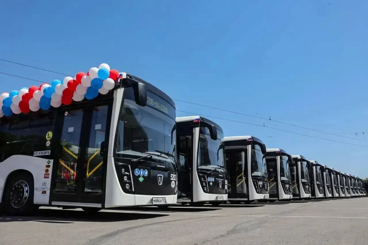 Минтранс одобрил заявку региона: в 2027 году на покупку 112 автобусов выделят 642 млн рублей, ещё более 1,2 млрд рублей добавят из областного бюджета и других источников для обновления городских и межмуниципальных маршрутов.