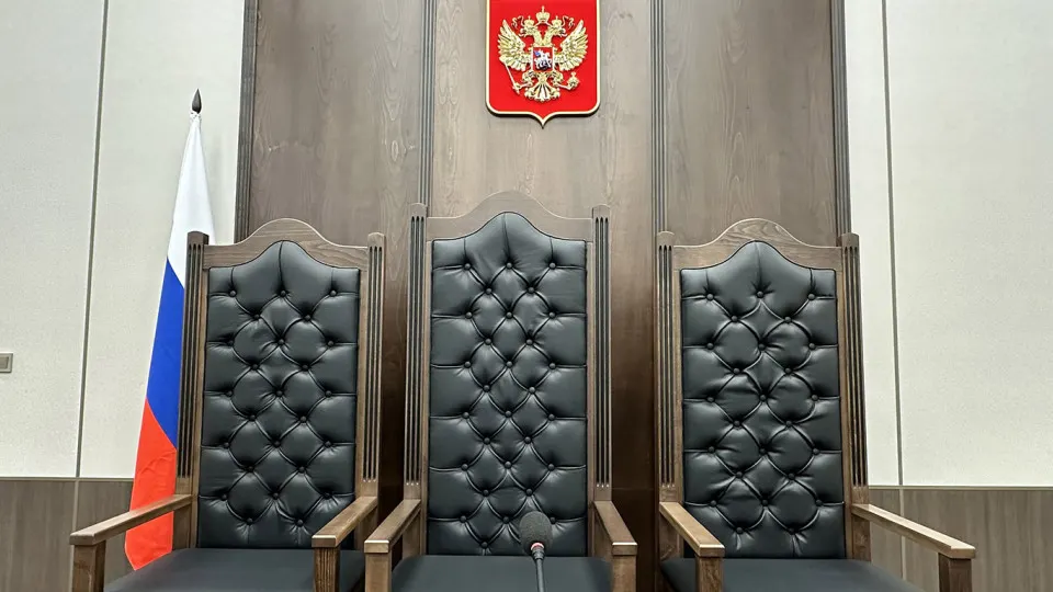 Проект, подготовленный Верховным судом и одобренный правительственной комиссией, смягчает требования к образованию для должностей в аппаратах судов, чтобы сократить кадровый дефицит.