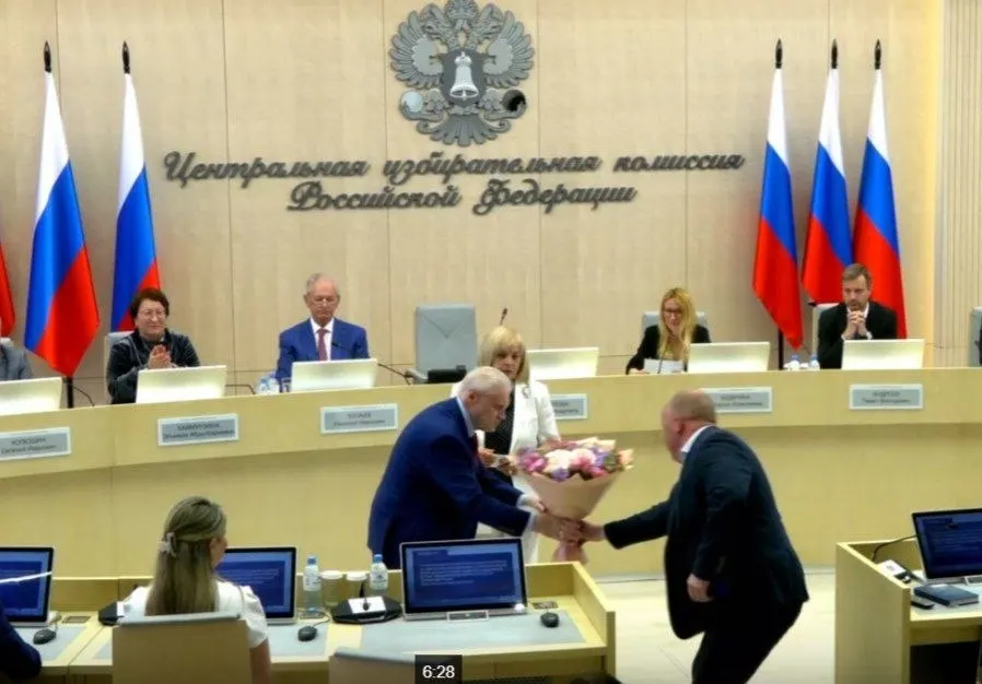 На очередном заседании Центризбиркома единогласно зарегистрировали списки «Справедливой России», вручили удостоверение кандидата от ЛДПР и подтвердили 43 финансовых уполномоченных партии «Яблоко» в регионах.