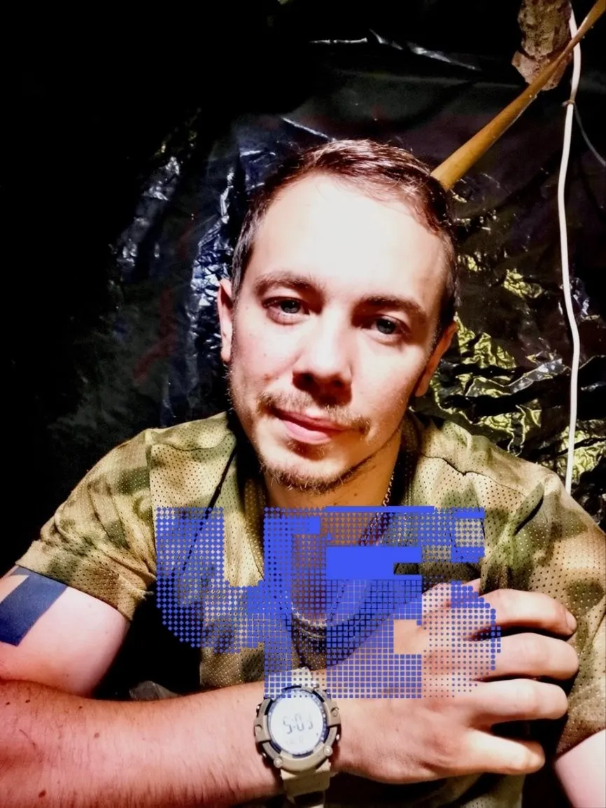 Родители погибшего военнослужащего утверждают, что похороны сына устроили без их ведома в другом регионе. По словам отца, из‑за юридических нюансов и действий женщины, называвшей себя супругой, семью лишили возможности проститься.