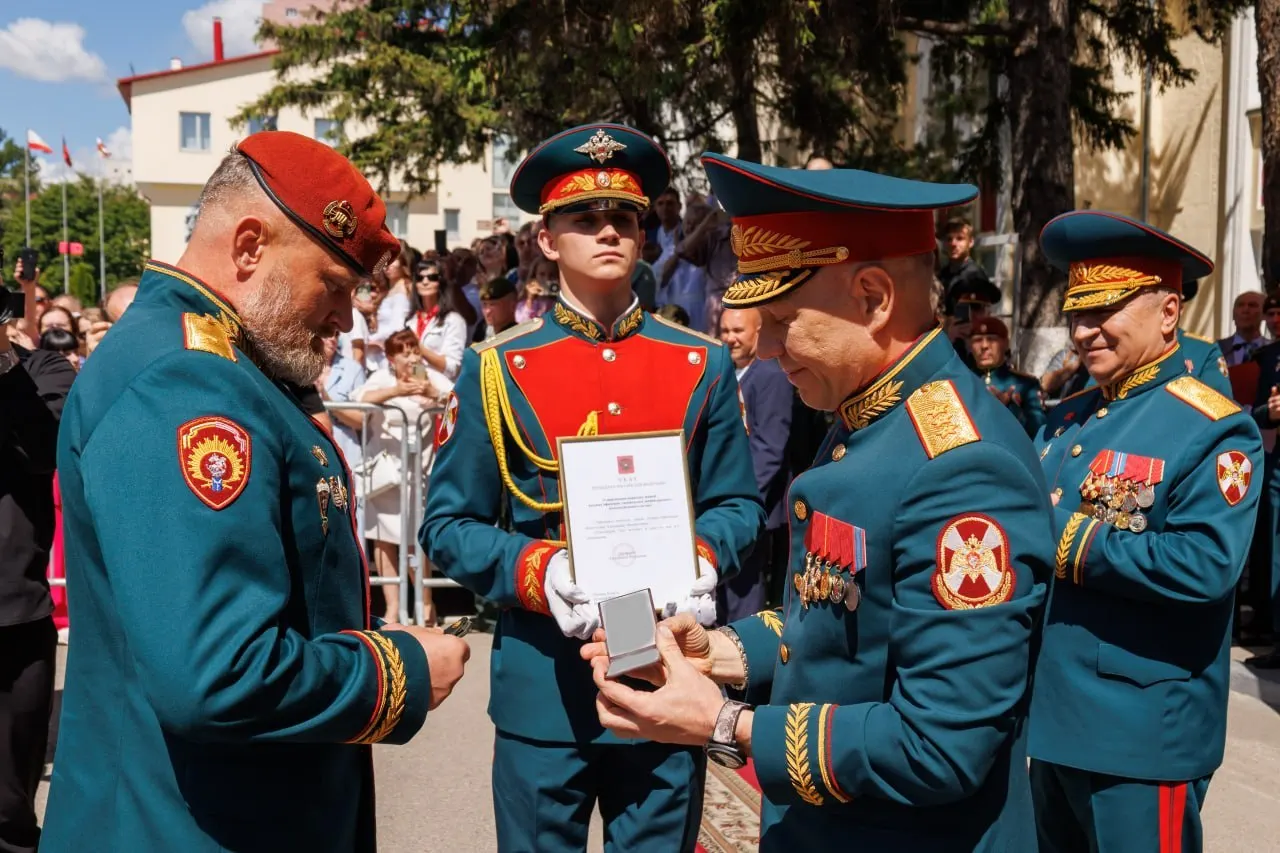 Начальнику Саратовского военного института войск национальной гвардии Александру Белоглазову официально присвоили воинское звание генерал-лейтенанта. Погоны вручил заместитель директора Росгвардии генерал-полковник Анатолий Маликов.