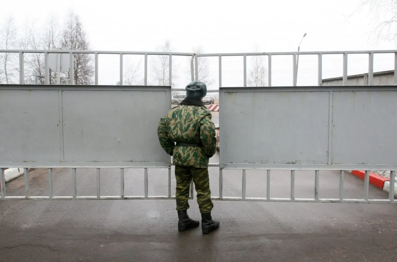 Депутат из Томска заявил, что военным всё чаще присваивают статус «самовольно покинувших часть» (СОЧ), что лишает их родственников положенных выплат; по разным оценкам, выплаты также затягиваются из‑за большого числа погибших.