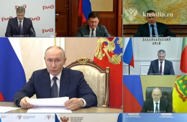 На совещании с президентом и правительством обсуждали работу топливного и транспортного комплексов: предложены строительство мини‑НПЗ и наращивание импорта топлива. Президент поддержал активное вовлечение малого и среднего бизнеса и дал поручения по ускорению мер.