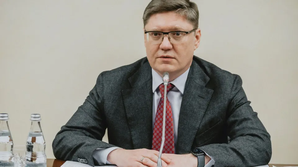 Заместитель руководителя фракции заявил, что перебои с топливом — результат ударов по нефтеперерабатывающим объектам, а не внутренних ошибок; власти обещают восстановить работу заводов, вводят ограничения на продажу топлива.