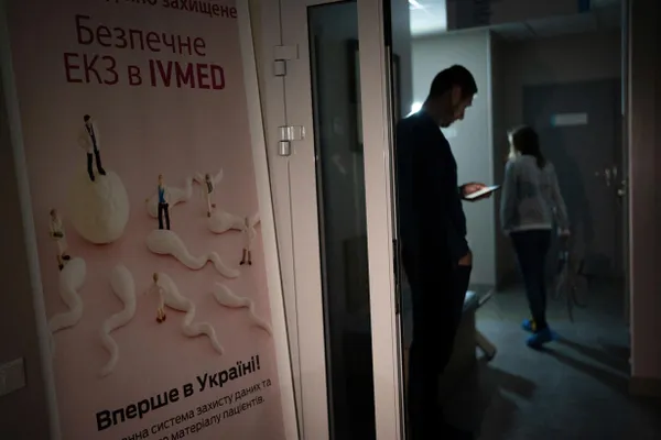 Депутаты приняли поправки в закон о ветеранах: процедура экстракорпорального оплодотворения будет бесплатной для жен участников и инвалидов боевых действий, а также для вдов (при отсутствии повторного брака в течение пяти лет). Суррогат и криохранение биоматериала оплачиваются отдельно.
